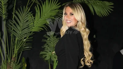 Φανερά αδυνατισμένη η Κωνσταντίνα Σπυροπούλου 3,5 μήνες μετά την γέννηση του γιού της - Φωτογραφίες από την παραλία