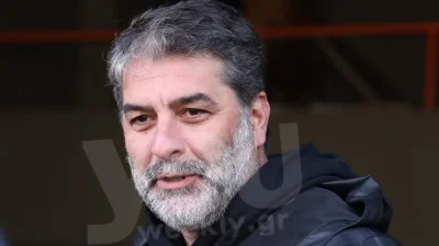 Αγνώριστος ο Βασίλης Μπισμπίκης - Καραφλός και πολλά κιλά παραπάνω για τη θεατρική του παράσταση