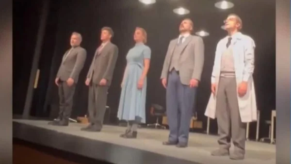 Άβολη η πρεμιέρα Μπουρδούμη και Δροσάκη στην Θεσσαλονίκη - Η αμήχανη στιγμή επί σκηνής (Βίντεο)