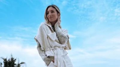 Μαυρισμένη και με κορμί που κόβει την ανάσα - Τα πρώτα μπάνια της Οικονομάκου στη Σαντορίνη