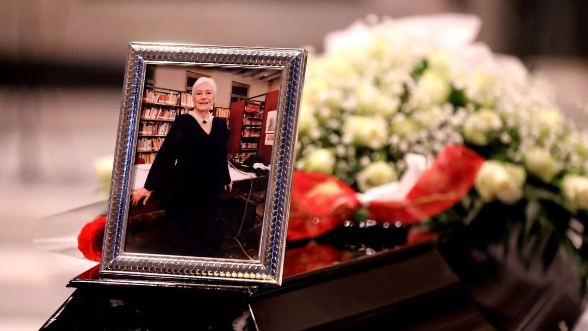 Ρίγη συγκίνησης στο τελευταίο αντίο στην Κατερίνα Χέλμη - Πλήθος κόσμου και καλλιτεχνών