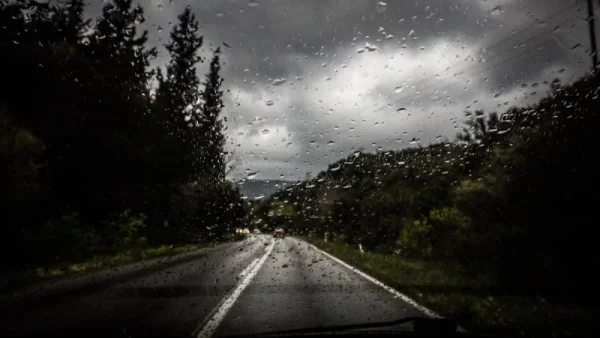 Θα πλημμυρίσουν οι δρόμοι: Έντονες βροχές και καταιγίδες τις επόμενες ώρες - Που θα "χτυπήσουν" τα καιρικά φαινόμενα