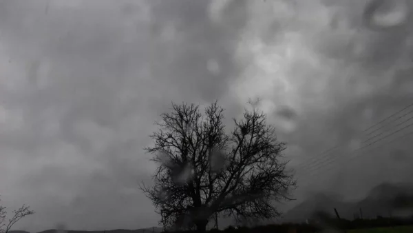 Καιρός 5/4: Νεφώσεις παροδικά αυξημένες με τοπικές βροχές - Περαιτέρω πτώση θερμοκρασίας και χιόνια