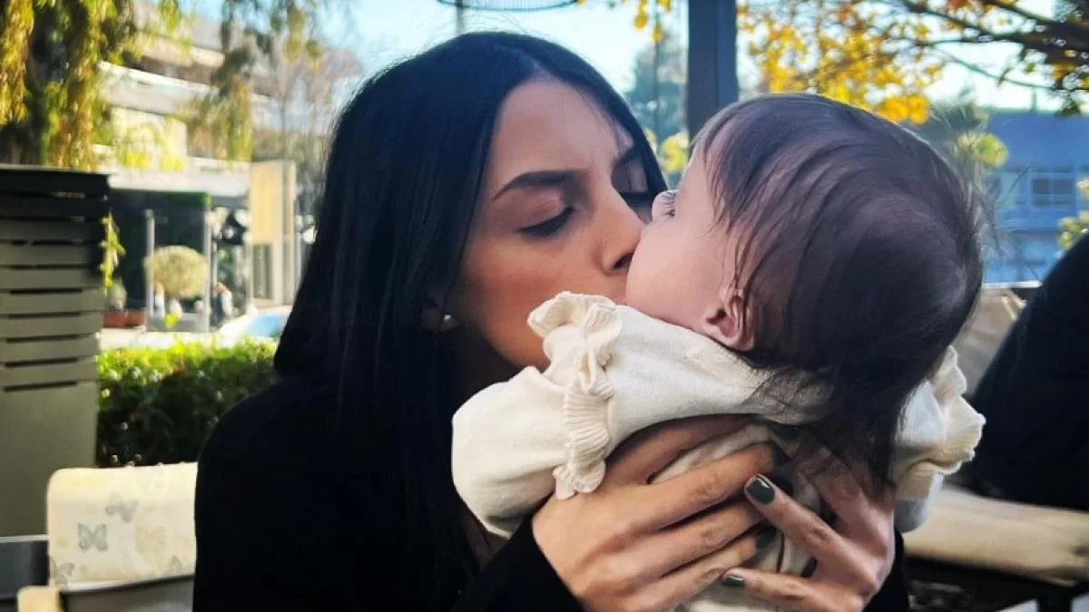 «Ερωτευμένη μάνα» - Δεκάδες αντιδράσεις με το φιλί στο στόμα της Άννας Μπεζάν με την μικρή της κόρη