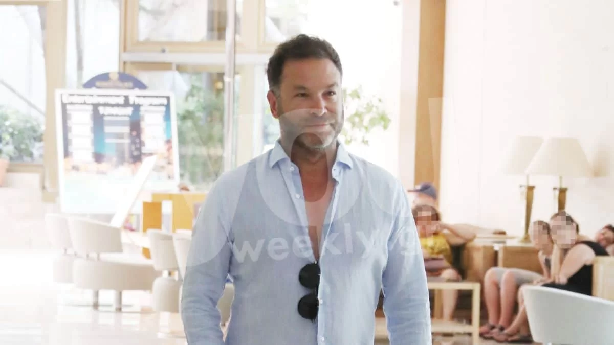 Με καυτή μελαχρινή στα σοκάκια της Μυκόνου ο Αριστομένης Γιαννόπουλος - Το κοντό φόρεμά της τράβηξε τα βλέμματα