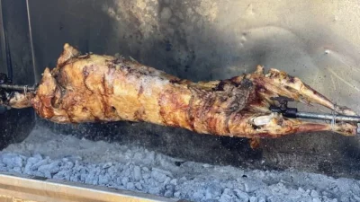 Γι' αυτό βγαίνει στεγνό και άνοστο: Τα λάθη που κάνουν οι περισσότεροι στο σούβλισμα του αρνιού