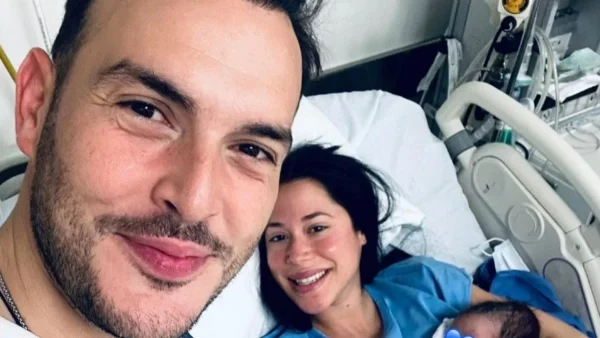 Με πορτοκαλί φορμάκι και σκούφο - Η 1η επαγγελματική φωτογράφιση του γιου του Σάκη Αρσενίου