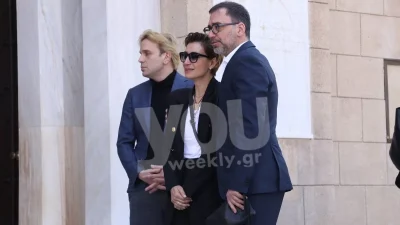 Κηδεία Κατερίνα Χέλμη: Συντετριμμένη με κόκκινα μάτια η Ευδοκία Ρουμελιώτη - Την κρατούσε ο σύζυγός της