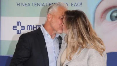 Με τον γιο του στο ένα χέρι και την Ανίτα στην αγκαλιά του - Το τρυφερό φιλί του Χριστόπουλου στην Μπραντ έξω από το μαιευτήριο