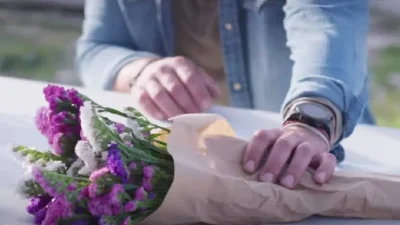 Η Γη της Ελιάς (20/4): Δείτε την πριν προβληθει - Η ανατριχιαστική σκηνή με τον Αγγελόπουλο πάνω από τον τάφο του Κίμωνα