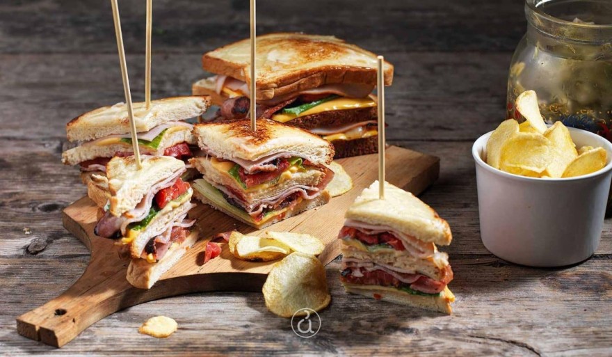 Pizza sandwich με τυρί και σαλάμι για το πικνίκ της Πρωτομαγιάς