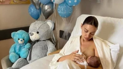 Έπεσε το Instagram - Η φωτογραφία της Ελένης Φουρέιρα με τον γιο της να κοιμάται στην αγκαλιά της