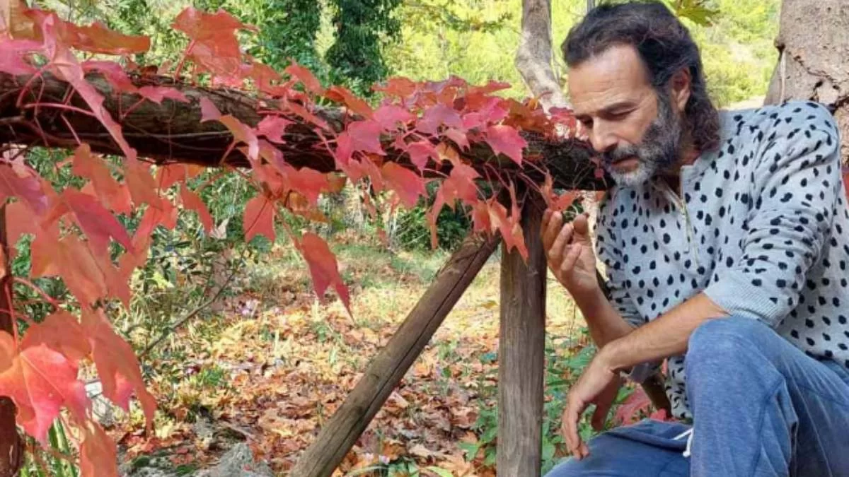Μέσα σε πολύ παλιά, πέτρινη εκκλησία - Το ιδιαίτερο μήνυμα του Θανάση Ευθυμιάδη για το Πάσχα