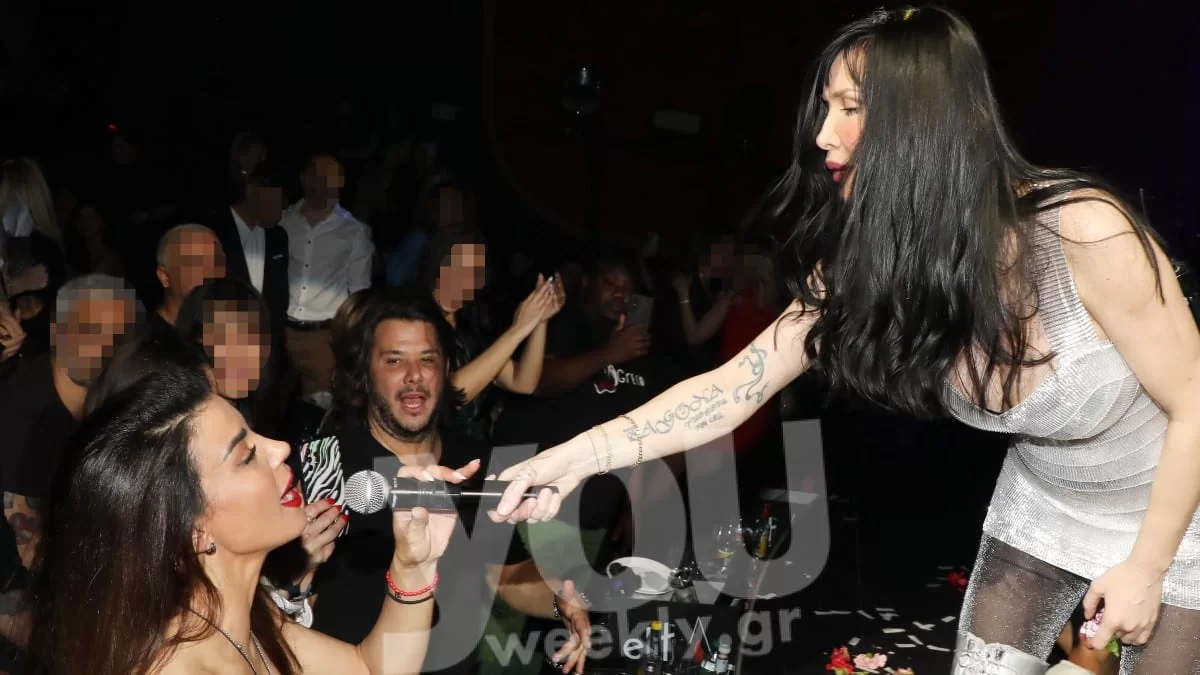 Με πολύ στενό στράπλες φόρεμα η Ειρήνη Παπαδοπούλου - Φουλ ανανεωμένη μετά το χωρισμό της από τον Πασχαλάκη