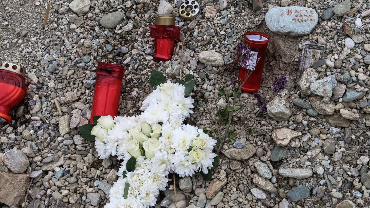 Εικόνες που ανατριχιάζουν: Στόλισαν τον Επιτάφιο με 57 λευκά αγγελάκια για τα θύματα της τραγωδίας στα Τέμπη