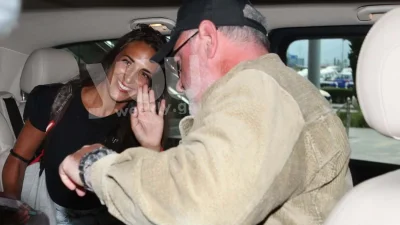 Χαρούμενη και άκρως μαυρισμένη - Φωτογραφίες από την επιστροφή της Εύης Σαλταφερίδου στην Ελλάδα μετά το Survivor all star