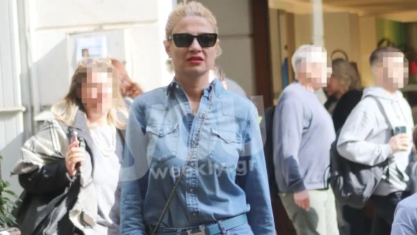 Με τζιν καμπάνα που την έκανε να μοιάζει με δίμετρη - Η τρυφερή κίνηση της Σκορδά στο γιο της, Δημήτρη