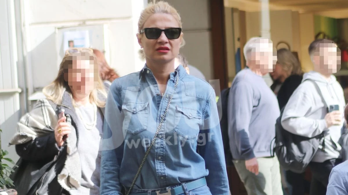 Με τζιν καμπάνα που την έκανε να μοιάζει με δίμετρη - Η τρυφερή κίνηση της Σκορδά στο γιο της, Δημήτρη