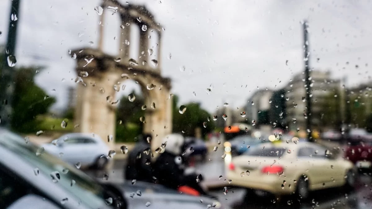 Καιρός 4/4: Ισχυρά φαινόμενα με καταιγίδες - Η θερμοκρασία σημειώνει πτώση