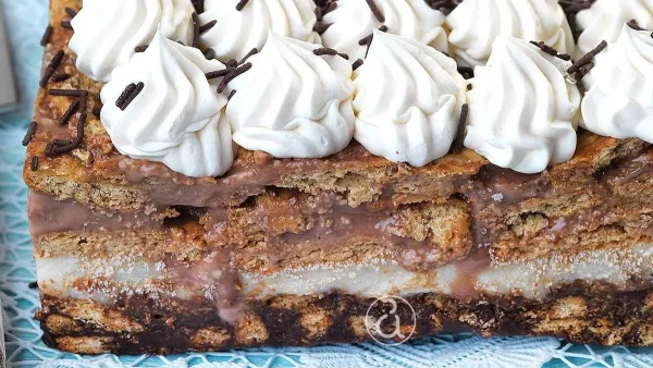 Γλυκό ψυγείου χωρίς μίξερ με φρέσκο γάλα και μπισκότα