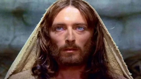 Δεν θυμίζει σε τίποτα τον «Ιησού από τη Ναζαρέτ» - Αγνώριστος στα 73 του ο πρωταγωνιστής που καθήλωσε εκατομμύρια τηλεθεατές