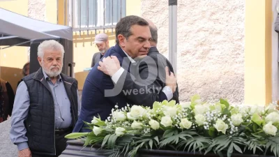 Ανείπωτος θρήνος στην κηδεία της Μυρσίνης Ζορμπά - Αγκαλιασμένοι σφιχτά ο Αλέξης Τσίπρας και ο σύντροφός της, Αντώνης Λιάκος