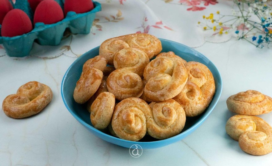 Είτε είσαι αρχάρια είτε είσαι έμπειρη σίγουρα δεν το γνωρίζεις: Ο τρόπος για να βγουν τα Πασχαλινά κουλουράκια αφράτα και τραγανά μαζί