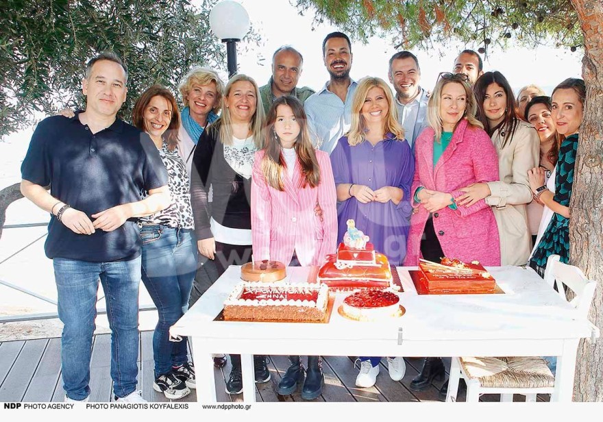 Γλέντι στη θάλασσα με 5 τούρτες - Αποκλειστικές φωτογραφίες από τα γενέθλια της Ζήνας Κουτσελίνη