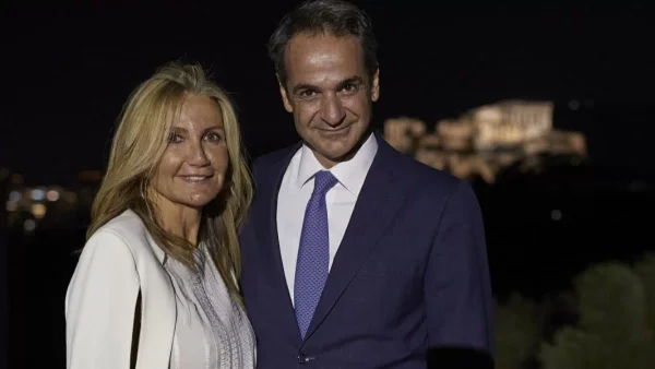 Στην Τήνο για Πάσχα ο πρωθυπουργός - Φωτογραφίες του Κυριάκου Μητσοτάκη με την σύζυγο του, Μαρέβα