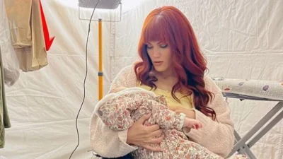 Ήταν κάτω από την κουβέρτα και έπαιζαν με... - "Έλιωσε" το instagram με την Μαίρη Συνατσάκη και την κόρη της