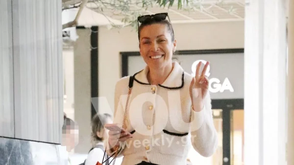 Με τζιν καμπάνα και σακούλες στα χέρια - Με πολύ καλή διάθεση για ψώνια η Μαριέττα Χρουσαλά