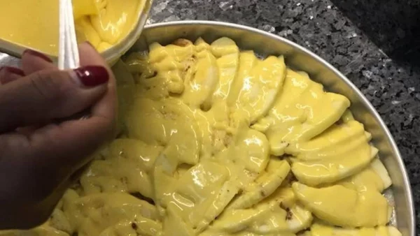 Η μηλόπιτα της βαριεστημένης: Χωρίς μίξερ, με 5 υλικά