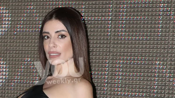 Μίνα Αρναούτη: Στο μαγαζί που κάποτε τραγουδούσε ο Παντελής Παντελίδης - Με μαύρο φόρεμα και μεγάλο σκίσιμο στα πόδια