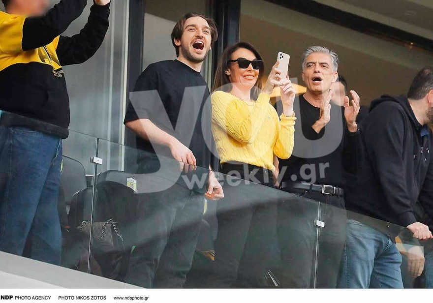 Ντυμένη στα κίτρινα για να δει την ΑΕΚ - Η Τατιάνα Στεφανίδου στο γήπεδο μαζί με τον κούκλο γιο της και τον Νίκο Ευαγγελάτο