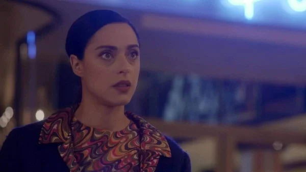 Ο Παράδεισος των κυριών (3/4): «Μέσα έχουμε ένα πτώμα μέσα στο σπίτι και έξω μας την έχουν στήσει οι μπάτσοι»