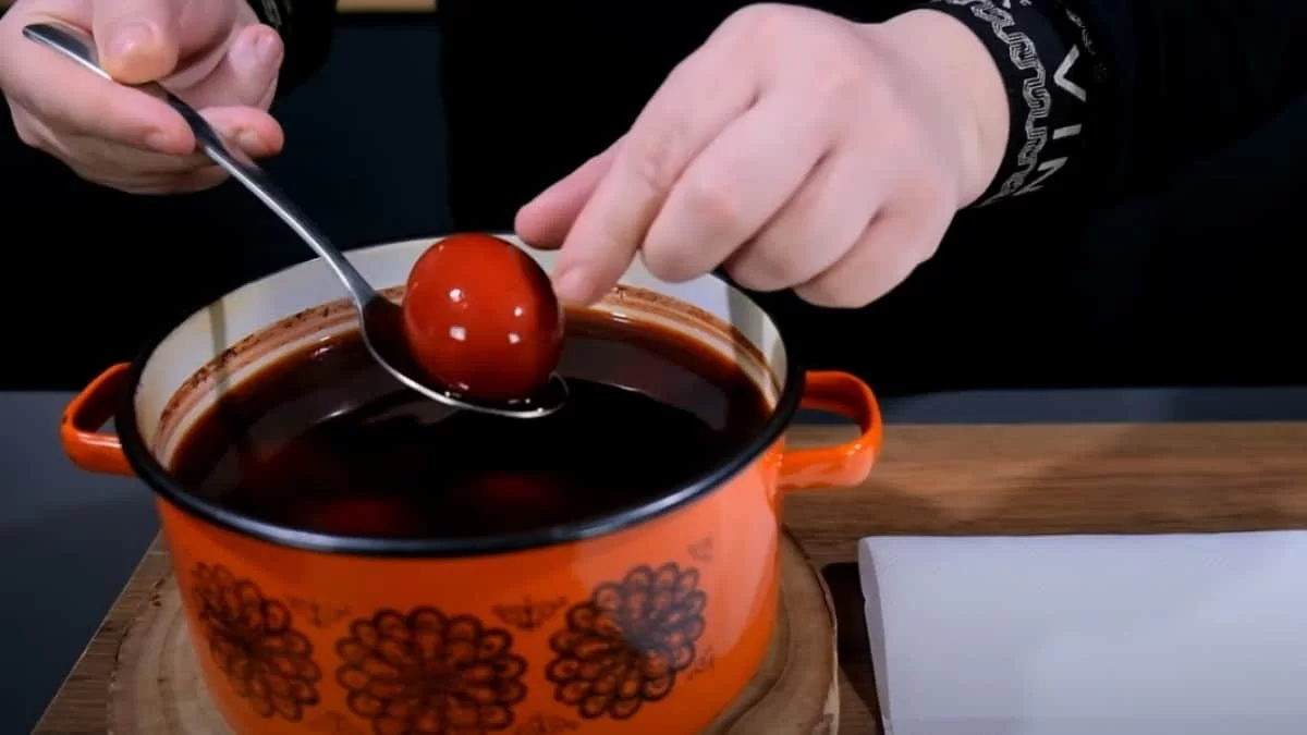 Πασχαλινά αυγά: Λερώθηκαν τα ρούχα σου με κόκκινη μπογιά; Βάλε μαγειρική σόδα και...