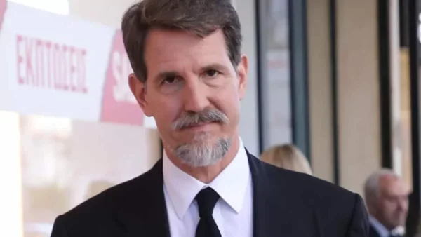 Μπορεί να ήταν στην Νέα Υόρκη αλλά το έθιμο το τήρησαν - Φωτογραφίες με τους γιούς του Παύλου Γλύξμπουργκ κρατώντας τον επιτάφιο