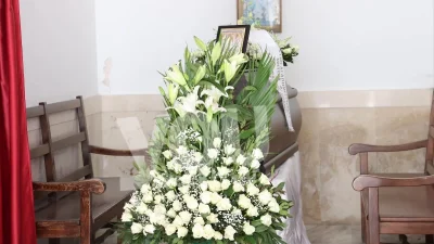 Στα μαύρα ο γιος της - Σύσσωμος ο καλλιτεχνικός χώρος στο τελευταίο αντίο της Ρένας Κουμιώτη