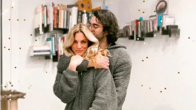 Τους βλέπει και "λιώνει" - Η Μαίρη Συνατσάκη φωτογραφίζει τον Ίαν Στρατή μαζί με την κόρη τους