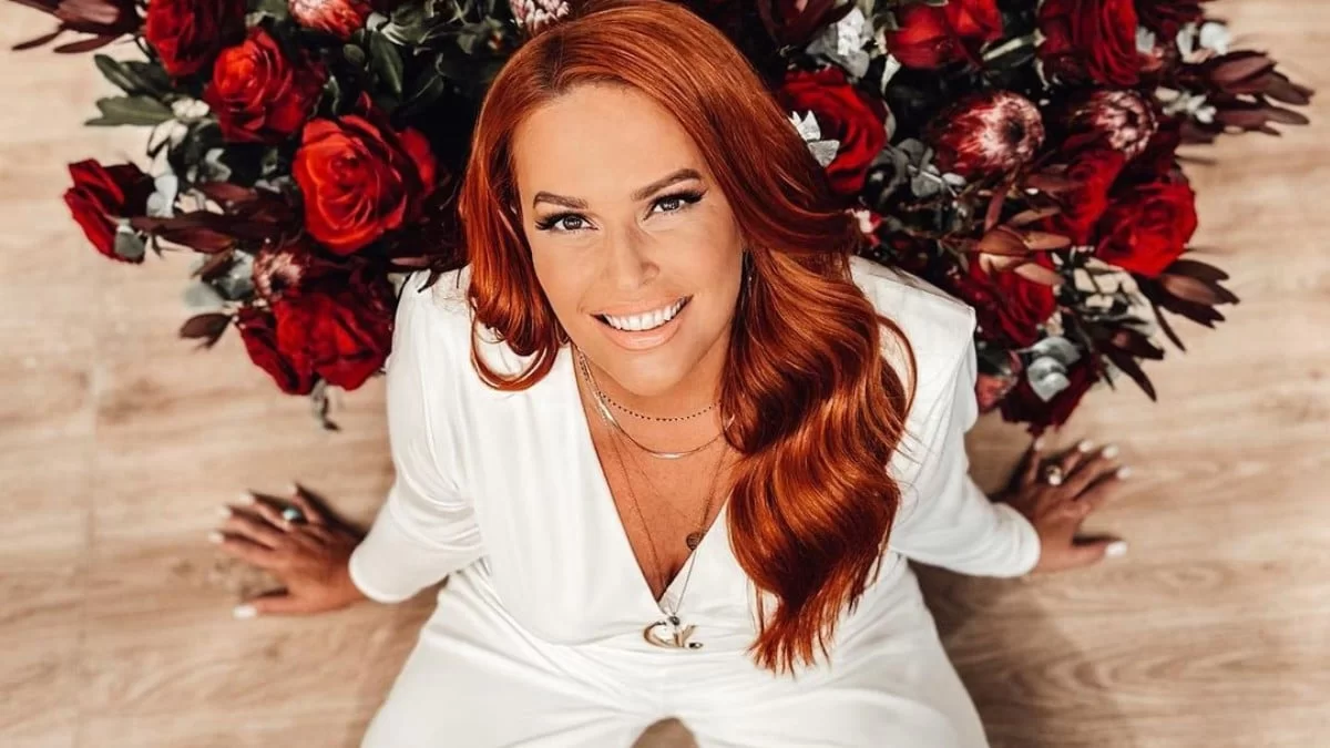 Ποζάρει όλο νάζι στον φακό του γιου της -  Η φωτογραφία της Σίσσυς Χρηστίδου από τις διακοπές της στο Ντουμπάι