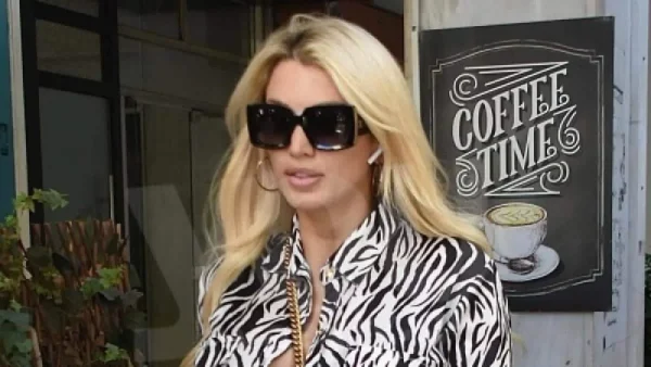 Η Κωνσταντίνα Σπυροπούλου είναι η παρουσιάστρια που παρέσυρε την ηλικιωμένη με το αμάξι της