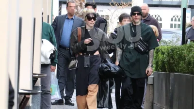 Τους κοιτούσαν όλοι - Με εκκεντρικά γυαλιά στο πρόσωπο και τις αφέλειές της ombre μαύρες - Η δημόσια εμφάνιση της Τάμτα δίπλα στον Κασιδόκωστα