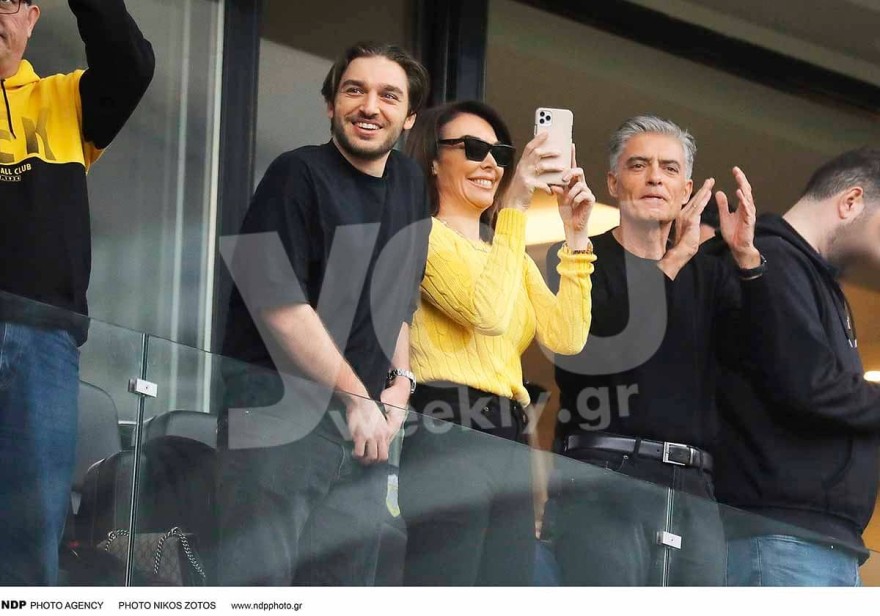 Ντυμένη στα κίτρινα για να δει την ΑΕΚ - Η Τατιάνα Στεφανίδου στο γήπεδο μαζί με τον κούκλο γιο της και τον Νίκο Ευαγγελάτο