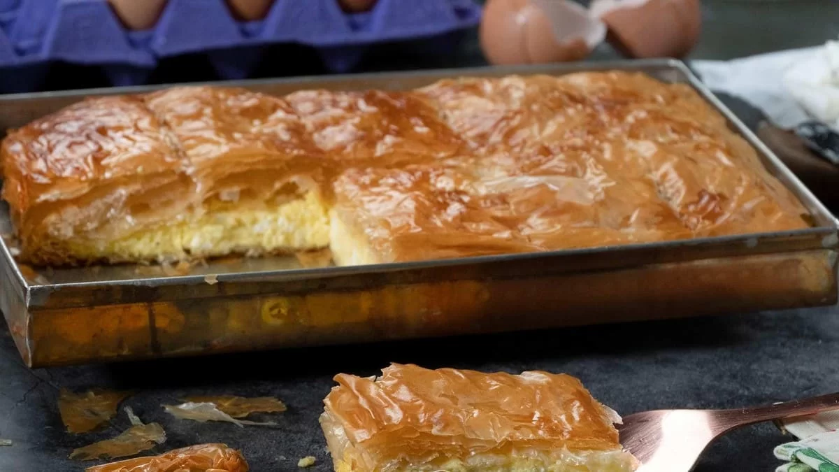 Εύκολη παραδοσιακή τυρόπιτα - Το μυστικό της Αργυρώς Μπαρμπαρίγου για να γίνει τραγανό το φύλλο