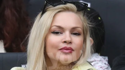 Ντυμένη στα κίτρινα με πατατάκια στο χέρι - Στο γήπεδο για τα μάτια του Τζαβέλλα η Βίκυ Κάβουρα