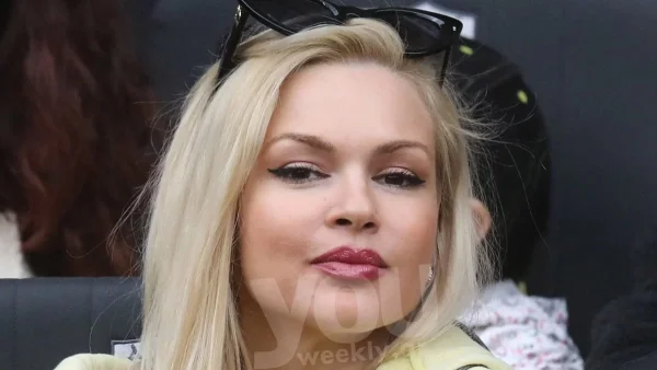 Ντυμένη στα κίτρινα με πατατάκια στο χέρι - Στο γήπεδο για τα μάτια του Τζαβέλλα η Βίκυ Κάβουρα