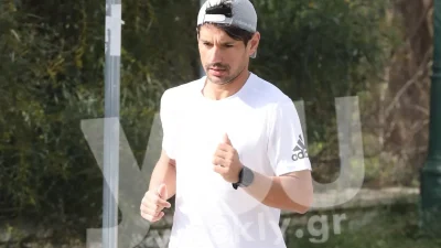 Με λευκό κοντό σορτσάκι & αθλητική εμφάνιση - Έσταζε ολόκληρος από τη γυμναστική ο Πάνος Βλάχος