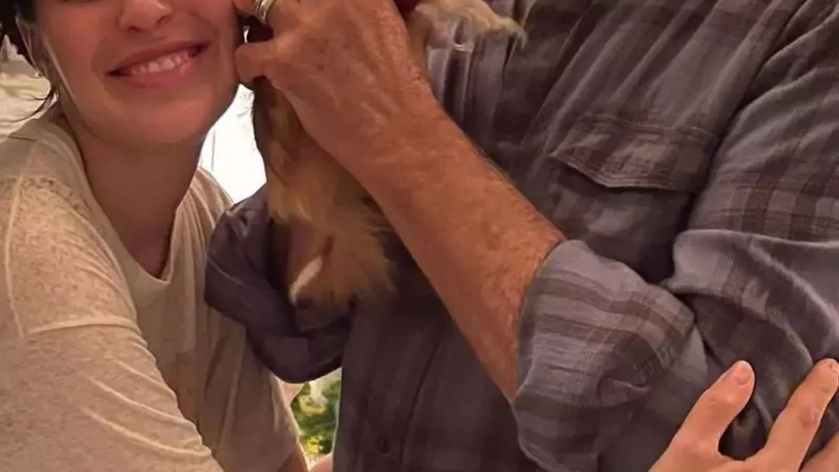 Πήρε στην αγκαλιά του το πρώτο του εγγόνι - Αστέρας του Hollywood έγινε παππούς