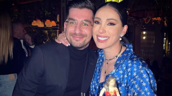 Εκείνος με μαύρο και εκείνη με λευκό κοστούμι στη θάλασσα - Full in love η Βαλέρια Χοψονίδου με το σύντροφό της