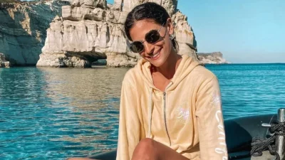 Τα δίδυμα έπαιζαν στην άμμο ενώ η Μπόμπα έκανε ηλιοθεραπεία - Η νέα απόδραση στη Σίφνο για το Πάσχα